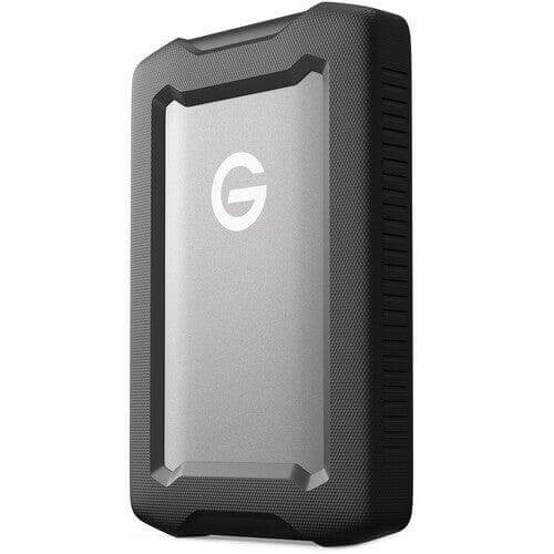 Disque dur portable G-Drive ArmorATD gris sidéral vu de face et orienté vers la gauche