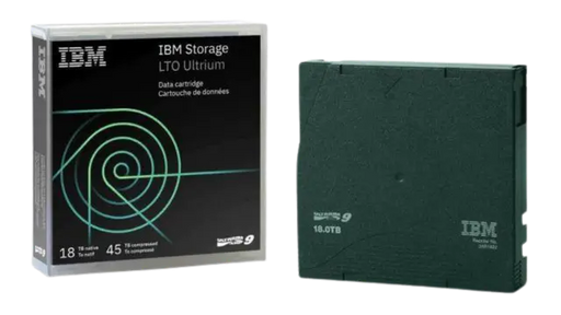 Boîtier IBM Ultrium LTO 9 debout à gauche et bande magnétique debout à droite